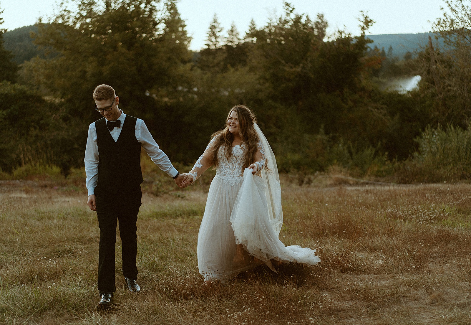 bride and groom sunset photos at Oregon wedding by Danielle Johnson Photography